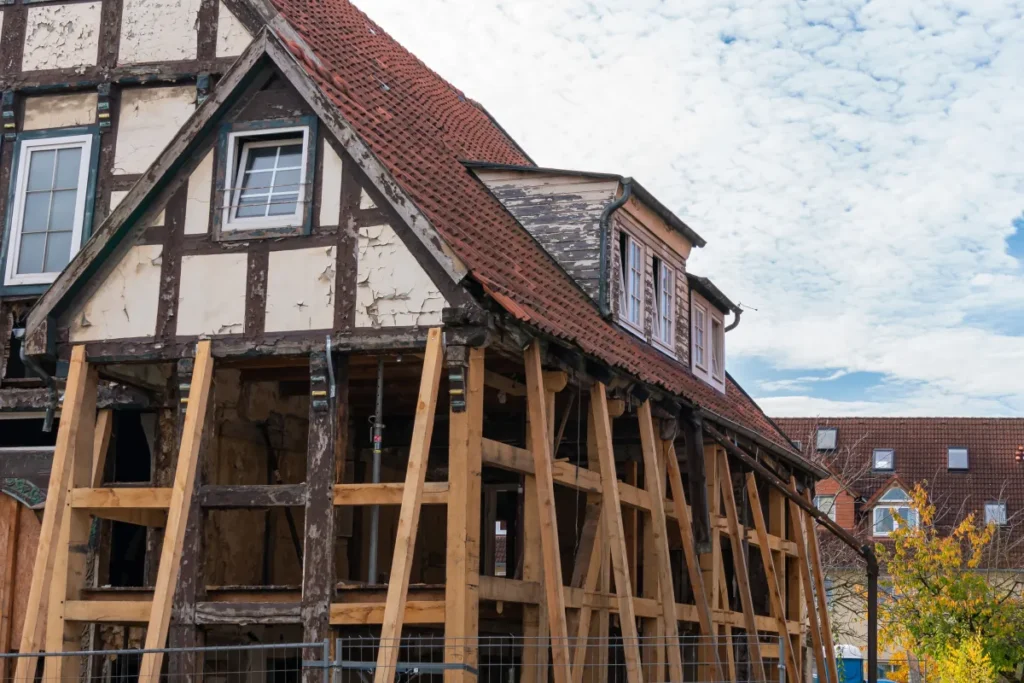 Altbau-Fassade sanieren: Putzschäden, Risse und alten Anstrich richtig behandeln