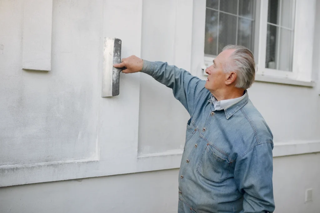 Außenputz ausbessern: Risse und Schäden an der Fassade richtig sanieren