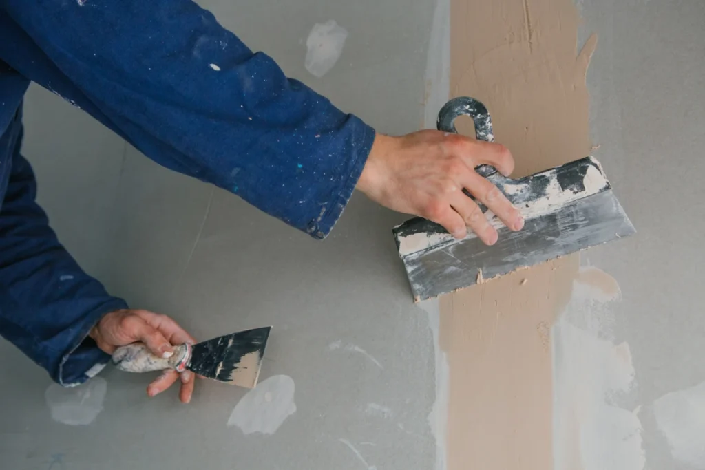 Putz innen ausbessern: Löcher, Abplatzungen und alte Schadstellen richtig reparieren