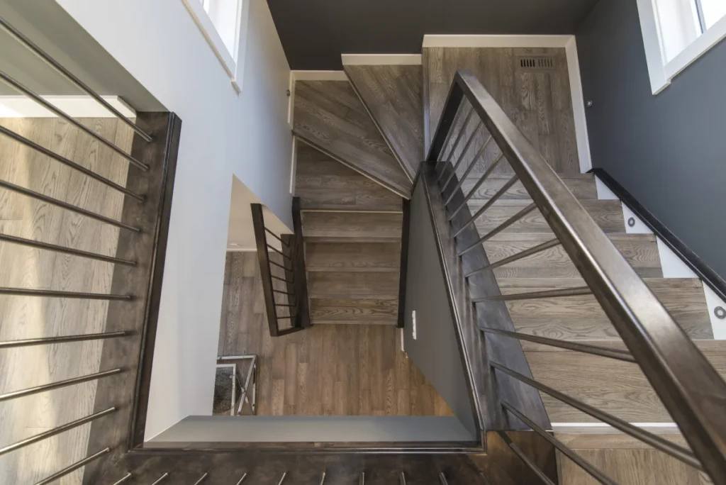 Treppe renovieren: Schleifen, streichen, lackieren oder komplett neu beschichten?