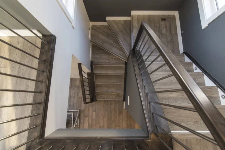 Treppe renovieren: Schleifen, streichen, lackieren oder komplett neu beschichten?