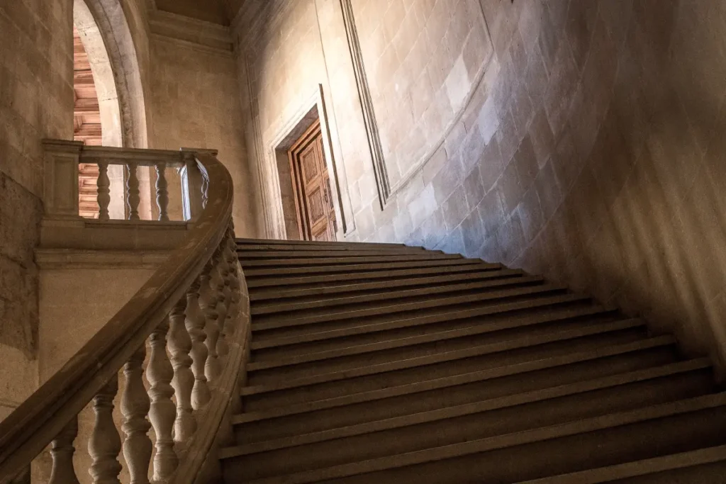 Treppenhaus im Altbau gestalten: Farben, Wandflächen und historische Details kombinieren